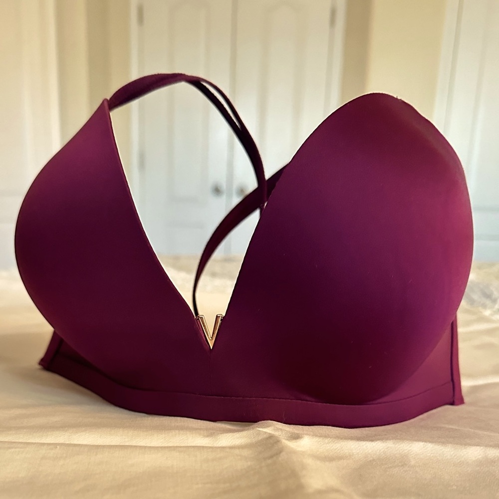 Victoria Secret -- Push-Up Plunge Bra Size 34DD